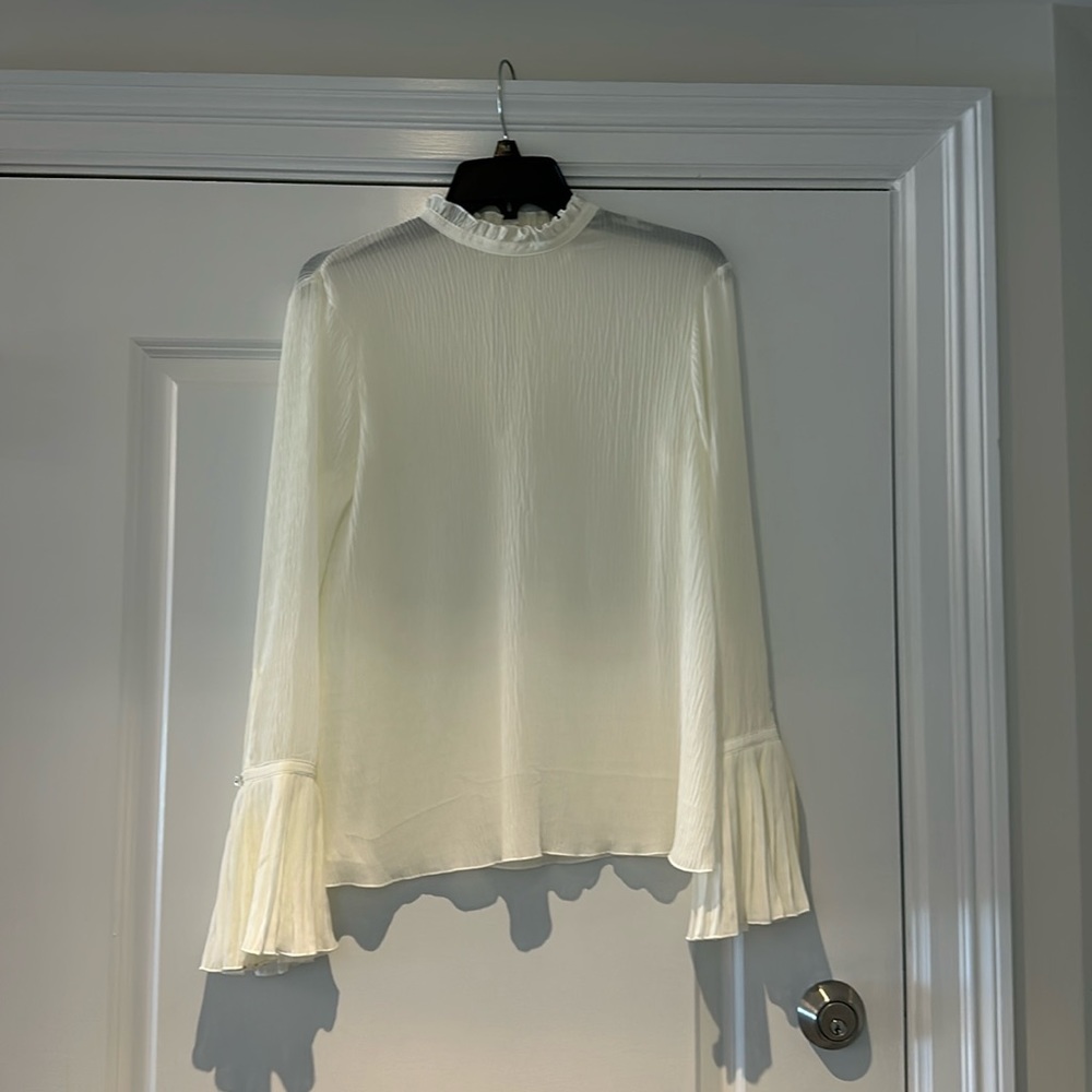 Beautiful off white top with flowy sleeves